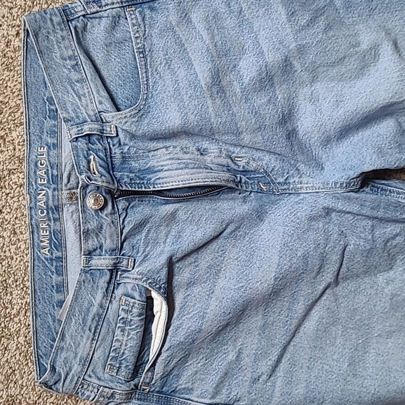 American Eagle high-rise Mom Jean. Size 6. - Picture 2 of 6